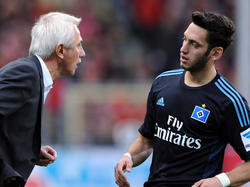 Hamburgs Hakan Çalhanoğlu (r.): im Visier der Premier League? 