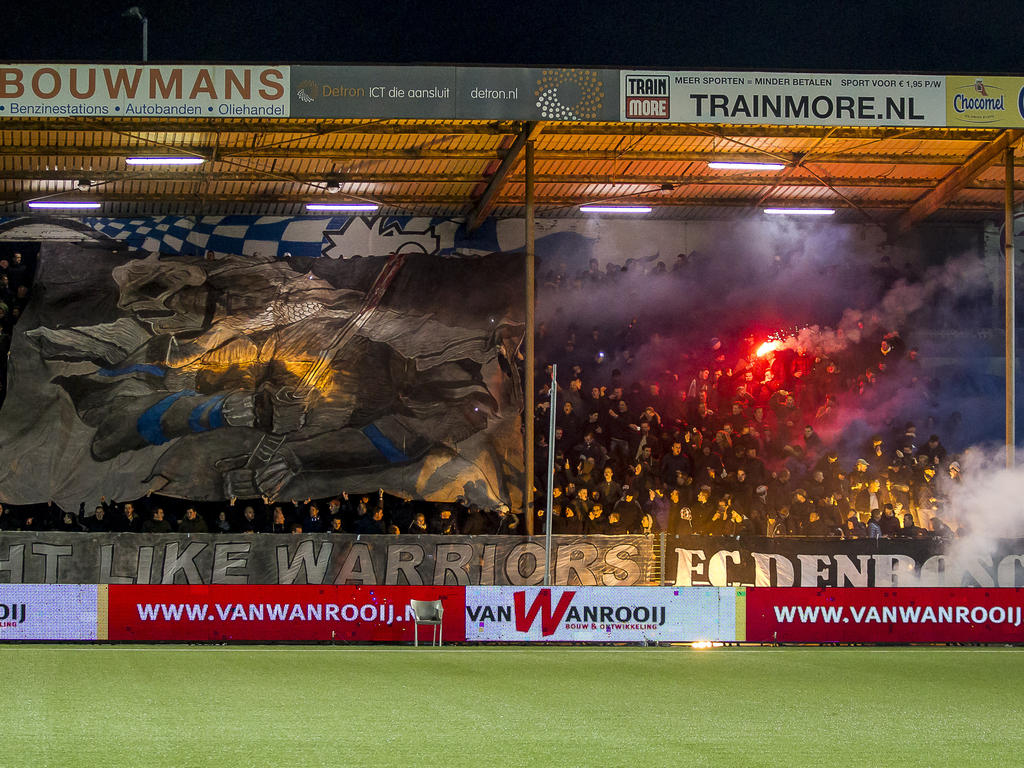 De fans van FC Den Bosch hebben voorafgaande aan de bekerwedstrijd tegen VVSB een geweldige sfeeractie in huis. (03-02-2016)