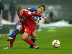 Herthas Genki Haraguchi und Philipp Max vom FC Augsburg bekämpfen sich gegenseitig.