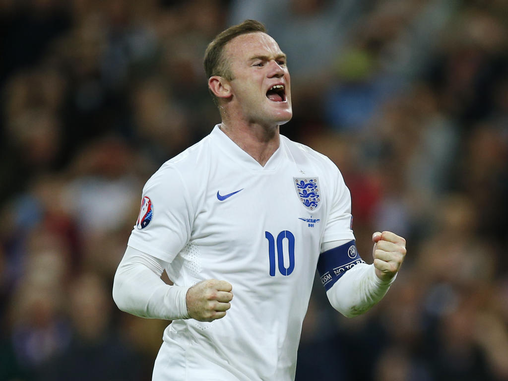 Wayne Rooney in actie namens Engeland tijdens het EK-kwalificatieduel met Zwitserland. (08-092-15)
