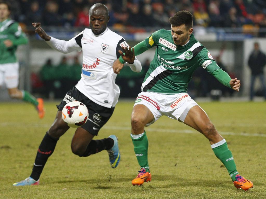 Aarau und der FC St. Gallen trennen sich zum Rückrundenauftakt 2013/2014 in der Schweizer Super League mit einem Remis. Aarau und der FC St. Gallen trennen sich zum Rückrundenauftakt 2013/2014 in der Schweizer Super League mit einem Remis.