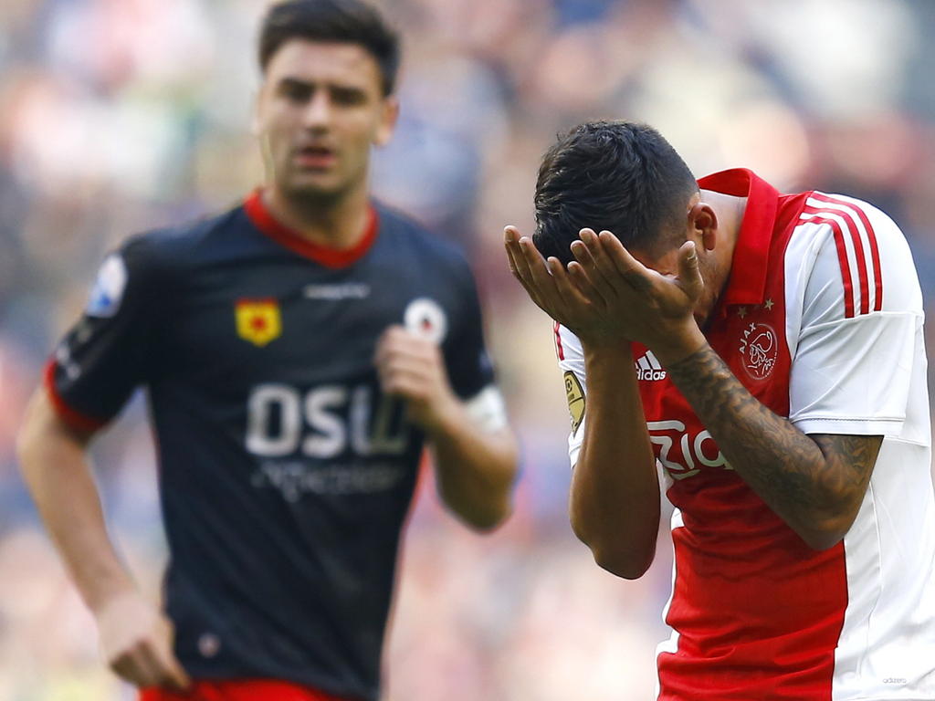 Ricardo Kishna (r.) van Ajax heeft pijn aan z'n gezicht in het competitieduel met Excelsior. (08-03-2015)