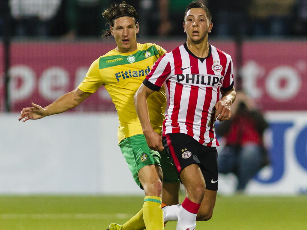 Mohamed Rayhi (r.) kijkt, nadat hij de bal heeft weggespeeld, het speeltuig na. Ramon Voorn komt te laat met zijn tackle tijdens Jong PSV - Fortuna Sittard. (20-10-2014) Mohamed Rayhi (r.) kijkt, nadat hij de bal heeft weggespeeld, het speeltuig na. Ramon Voorn komt te laat met zijn tackle tijdens Jong PSV - Fortuna Sittard. (20-10-2014)