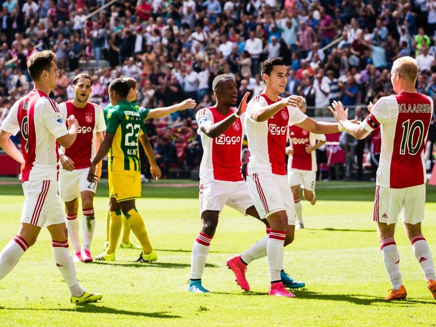Ajax komt al snel op een voorsprong tegen ADO Den Haag. Anwar El Ghazi (tweede van rechts) scoort op aangeven van Davy Klaassen (r.). (30-08-2015)