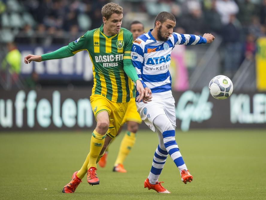 De Graafschap-speler Youssef El Jebli (r) gaat in duel met ADO den Haag-middenvelder Thomas Kristensen. (18-10-2015)