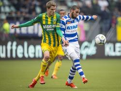 De Graafschap-speler Youssef El Jebli (r) gaat in duel met ADO den Haag-middenvelder Thomas Kristensen. (18-10-2015)