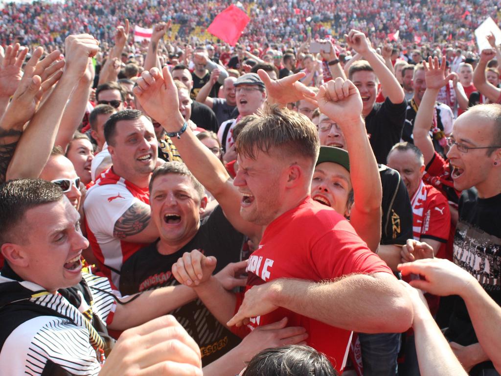Fans und Mannschaft feiern in Zwickau ausgelassen den Aufstieg