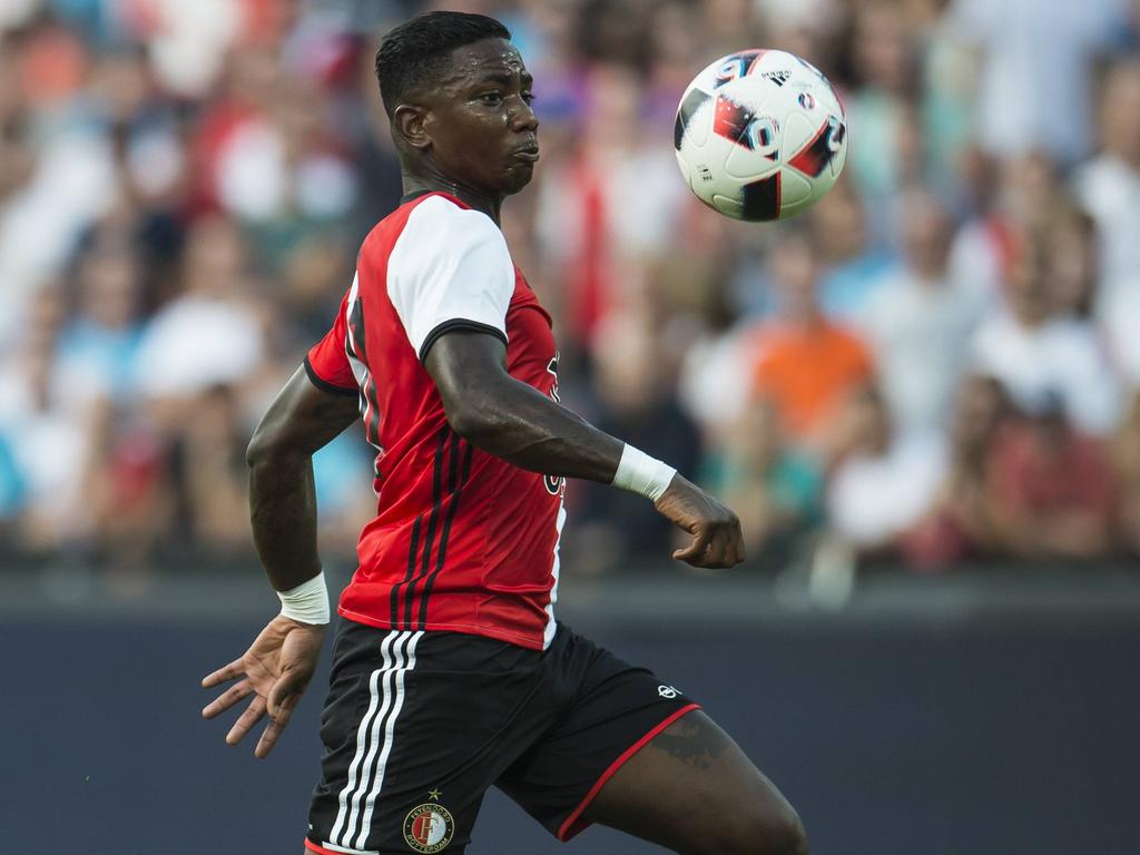 Eljero Elia probeert de bal te controleren tijdens de oefenwedstrijd van Feyenoord tegen Valencia. (23-07-2016)