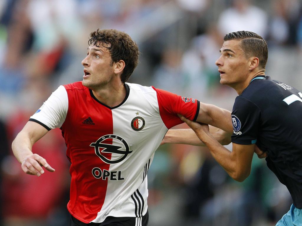 Eric Botteghin (l.) vecht een duel uit met Menno Koch (r.) tijdens de strijd om de Johan Cruijff Schaal tussen Feyenoord en PSV (31-07-2016).
