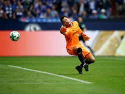 Roman Bürki en acción ante el Schalke 04.