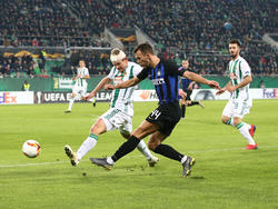 Ivan Perišić saca un disparo con la camiseta del Inter.