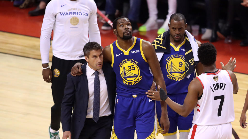Kevin Durant musste verletzt vom Court Kevin Durant musste verletzt vom Court