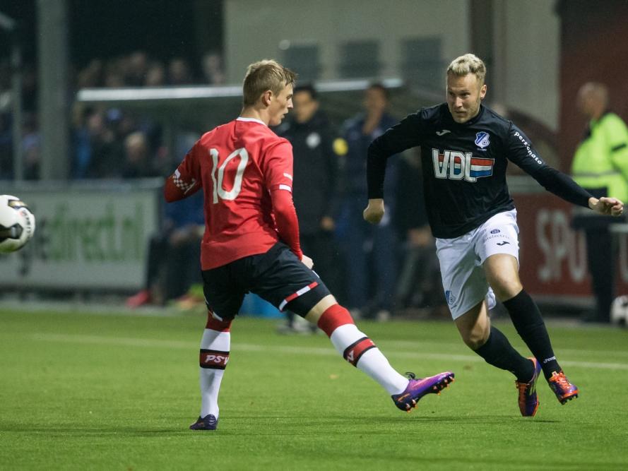 Ramon Lundqvist (l.) steekt wat laconiek zijn been uit als Alemão er op snelheid langs probeert te komen in de stadsderby tussen Jong PSV en FC Eindhoven. (21-10-2016)