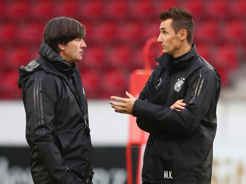 Joachim Löw (l.) krempelt seine Mannschaft im letzten WM-Quali-Spiel um Joachim Löw (l.) krempelt seine Mannschaft im letzten WM-Quali-Spiel um