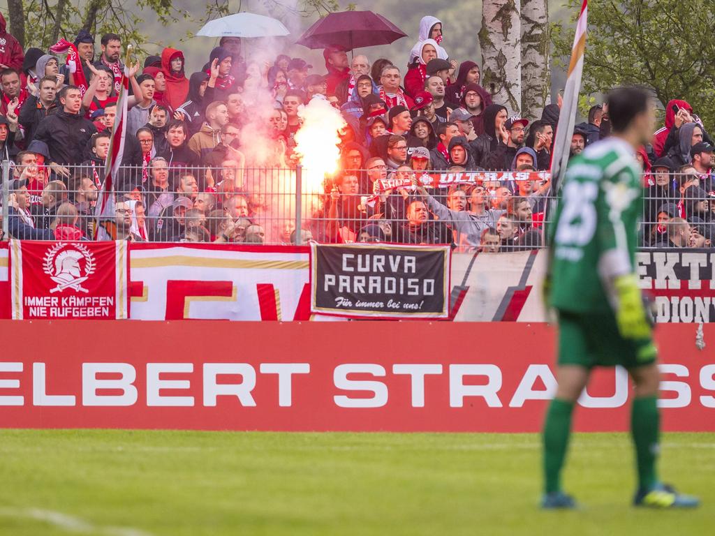 Einige Mainzer Fans zündeten Pyrotechnik im DFB-Pokal