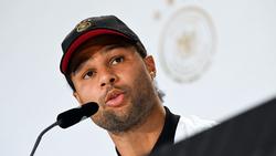 Serge Gnabry spricht bei der Pressekonferenz im DFB-Medienzentrum.