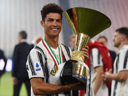 Cristiano posa con el último trofeo de la Serie A.