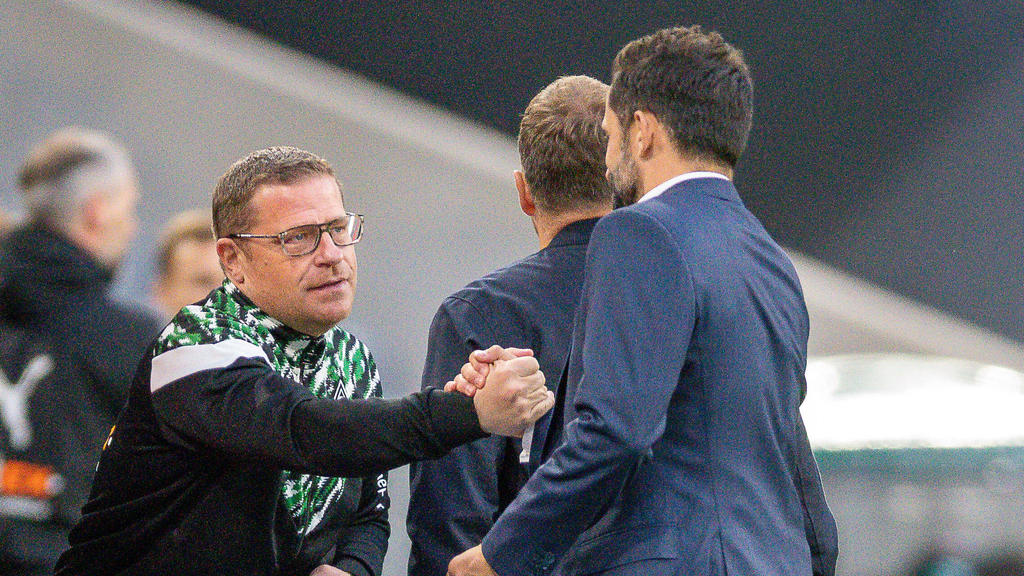 Vor dem Spiel: Gladbach Manager Eberl klatscht mit den Bayern-Verantwortlichen Salihamidzic und Flick ab