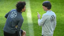 Leroy Sané erhält Anweisungen von Bundestrainer Jogi Löw
