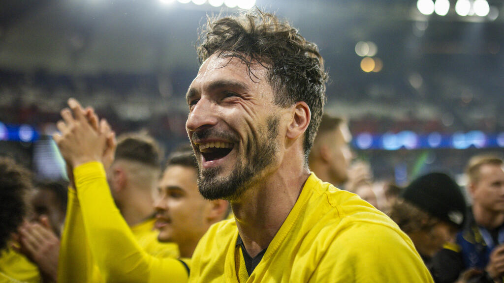Mats Hummels greift mit dem BVB nach dem Henkelpott Mats Hummels greift mit dem BVB nach dem Henkelpott