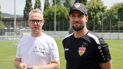 Alexander Wehrle (l.) ist von VfB-Cheftrainer Sebastian Hoeneß vollends überzeugt