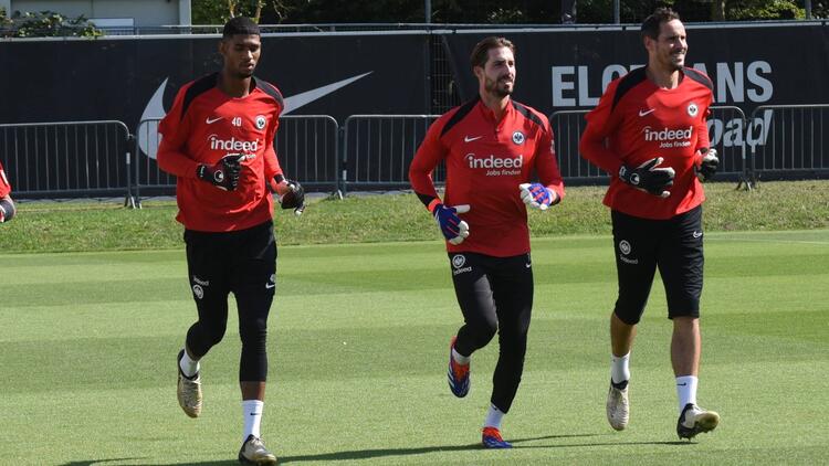 Kaua Santos (l.) und Kevin Trapp (M.) konkurrieren um den Stammplatz im Eintracht-Tor