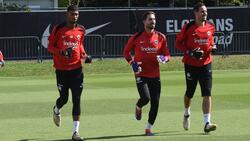 Kaua Santos (l.) und Kevin Trapp (M.) konkurrieren um den Stammplatz im Eintracht-Tor