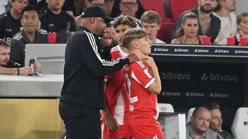 Lennart Karl (r.) zählt zu den größten Talenten des FC Bayern