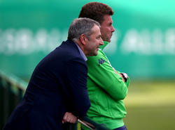 VfL-Sportdirektor Klaus Allofs stärkt Trainer Dieter Hecking den Rücken