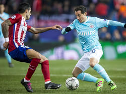 Andrés Guardado (r.) probeert tijdens de Champions League-wedstrijd Atlético Madrid - PSV Augusto Fernández (l.) van zich af te schudden. (15-03-2016)