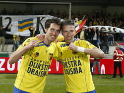 Martijn Barto (l.) en Melvin de Leeuw vieren het kampioenschap van SC Cambuur na de wedstrijd tegen Excelsior. (03-05-2013)