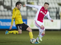 Niki Zimling (r.) probeert uit alle macht te voorkomen dat Selman Sevinç de bal naar voren werkt tijdens Jong Ajax - VVV-Venlo. (01-12-2014)