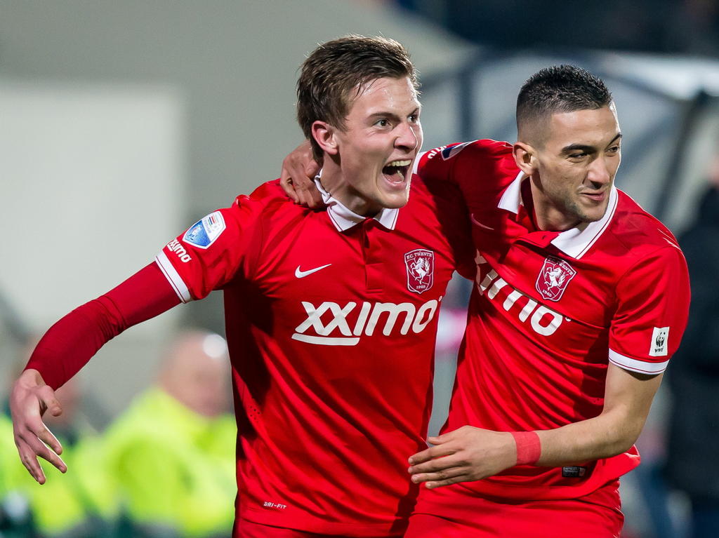 Hakim Ziyech (r.) tekent voor zijn tweede doelpunt van de avond en brengt de stand bij Willem II - FC Twente op 2-2. De middenvelder viert zijn goal met Hidde ter Avest (l.). (06-03-2015)