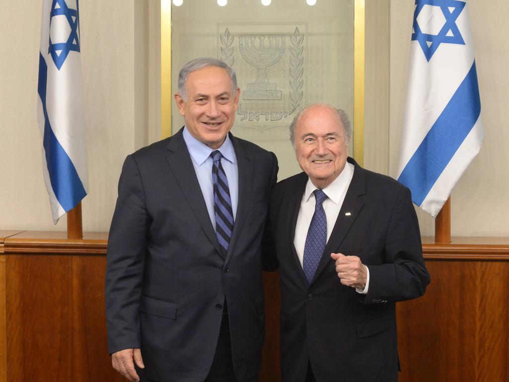 El primer ministro, Benjamin Netanyahu, (izq.) con Blatter ayer. (Foto: Getty)