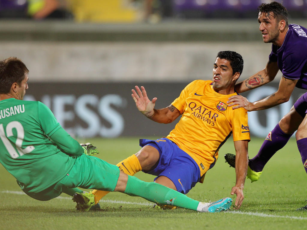 Suárez se adelantó al defensa y al arquero de a Fiore y marcó el gol. (Foto: Getty)