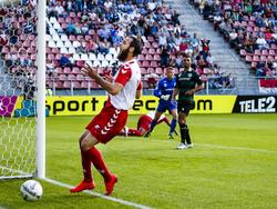 Nacer Baracite is net te laat om de inzet van Sebastian Haller in het doel te werken tijdens FC Utrecht - FC Groningen. (29-08-2015) 