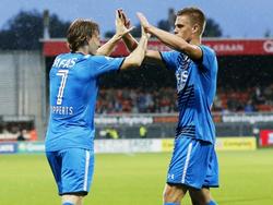 Aangever Guus Hupperts (l.) en doelpuntenmaker Markus Henriksen (r.) vieren de 1-1 van AZ in de uitwedstrijd tegen Excelsior. (15-08-2015)