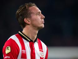 Luuk de Jong moet even uitblazen tijdens het competitieduel PSV - Excelsior. (17-10-2015)