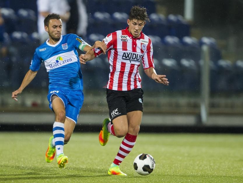 Bram van Polen (l.) probeert tijdens de competitiewedstrijd PEC Zwolle - Sparta Rotterdam Stijn Spierings (r.) af te stoppen. (13-08-2016)