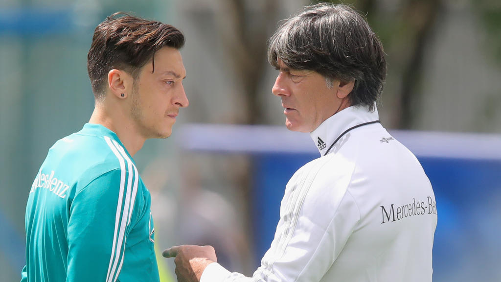 Bundestrainer Joachim Löw (l.) mit Mesut Özil im vergangenen Sommer