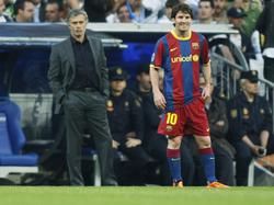 Mourinho contempla a Messi en un duelo de LaLiga. (Foto: Getty)