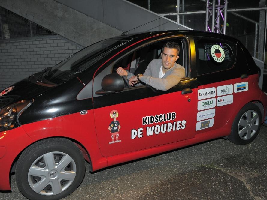 Robin van Persie heeft Excelsior nog in zijn hart zitten en accepteert daarom de uitnodiging om het nieuwe supportershome van de club te openen. Hier poseert hij met de mascotte-auto van de club. (15-10-2010)