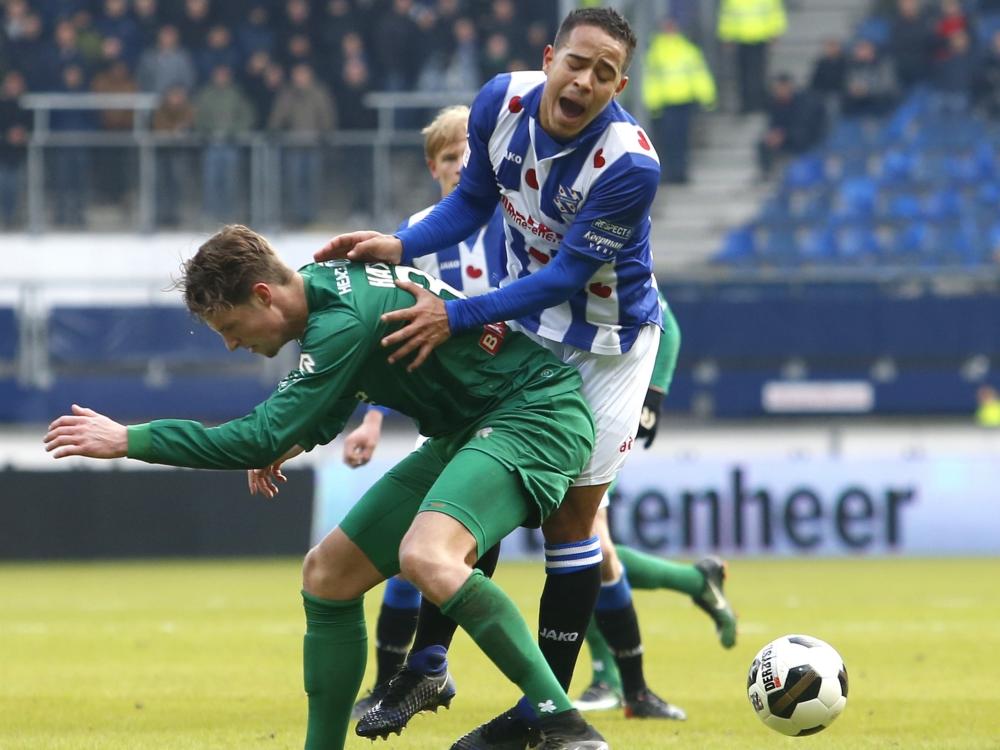 FC Groningen-verdediger Hans Hateboer zet zijn lichaam er fel in, waardoor sc Heerenveen-back Lucas Bijker niet bij de bal kan komen. (29-01-2017)