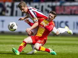 Willem II-aanvoerder Jordens Peters (l.) schat de situatie fout in en haalt Go Ahead Eagles-middenvelder Dan Crowley (r.) neer. (16-04-2017)
