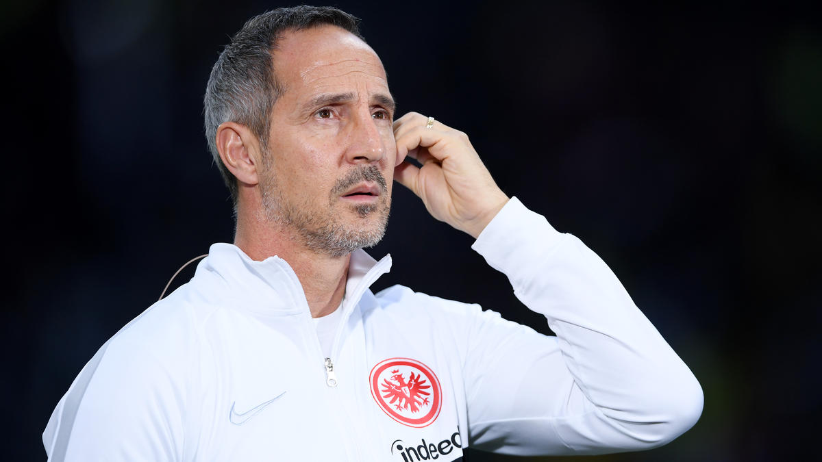 Eintracht-Coach Adi Hütter muss seine Mannschaft nach der Niederlage gegen Standard Lüttich wieder aufrichten Eintracht-Coach Adi Hütter muss seine Mannschaft nach der Niederlage gegen Standard Lüttich wieder aufrichten