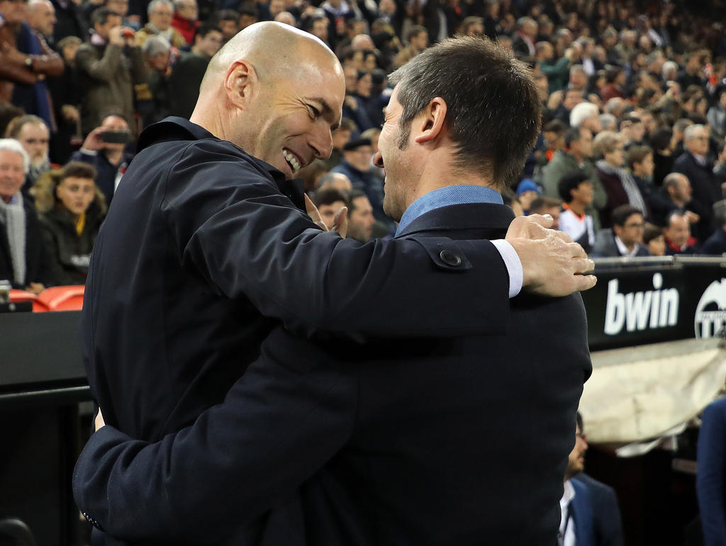 Zidane y Celades se abrazan en el último duelo liguero.