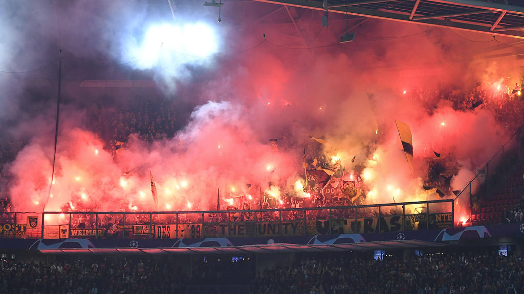 Beim Spiel in Amsterdam wird Pyrotechnik auf den Tribünen abgebrannt