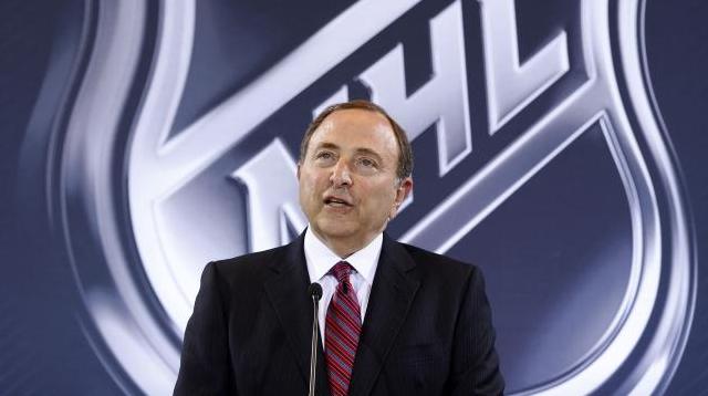 NHL-Commissioner Gary Bettman steht vor dem NHL Logo NHL-Commissioner Gary Bettman steht vor dem NHL Logo