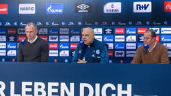 Kein leichter Start beim FC Schalke für Christian Gross (M.)