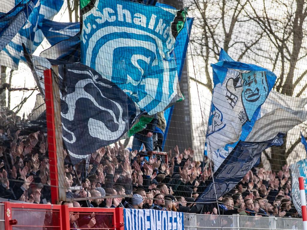 Vor der Reise nach Berlin kam es zu einem Angriff auf eine Gruppe Schalke-Fans